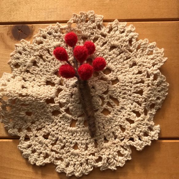 赤い木の実のブローチ（羊毛フェルト） 1枚目の画像