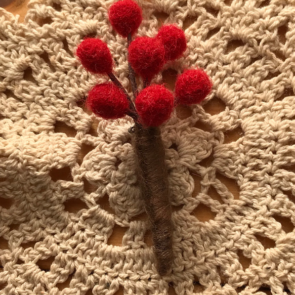 赤い木の実のブローチ（羊毛フェルト） 2枚目の画像