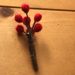 赤い木の実のブローチ（羊毛フェルト） 3枚目の画像