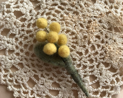 ミモザのブローチ（羊毛フェルト） ブローチ ことり工房 通販 5234187