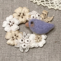 幸せの青い鳥とお花のリースブローチ 1枚目の画像