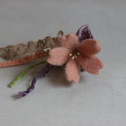 天然植物染めの桜ブローチはヘアクリップとしてもお使いいただけます。 4枚目の画像