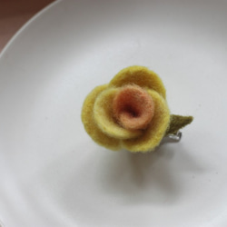 天然植物染玫瑰胸針兼髮夾 槐花+薑黃 第2張的照片