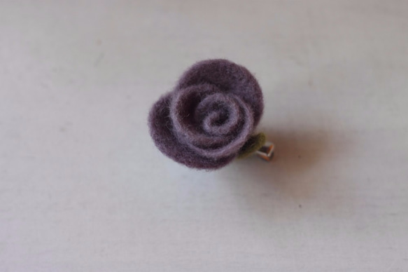 天然植物染紫草玫瑰胸針兼髮夾 第1張的照片