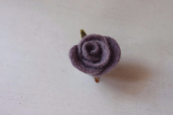 天然植物染紫草玫瑰胸針兼髮夾 第3張的照片