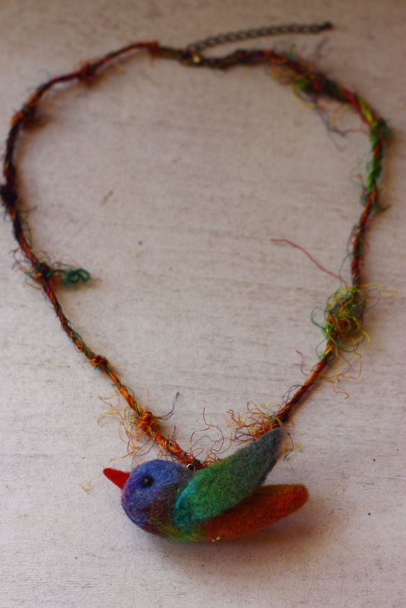 シルクサリーインドこれだけでエスニック虹の鳥のネックレス 4枚目の画像