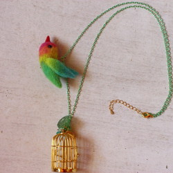 金色鳥籠彩虹小鳥項鍊 僅此一件 第3張的照片