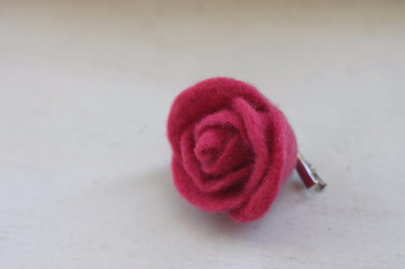 天然胭脂蟲染色　擬真玫瑰花　胸針&髮夾　訂製款 需訂做 第3張的照片
