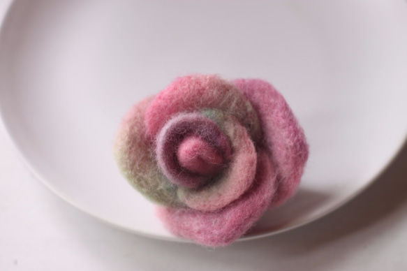手染羊毛 粉紅,粉紫,粉綠漸層 擬真漸層玫瑰胸針&髮夾 訂做款 第1張的照片