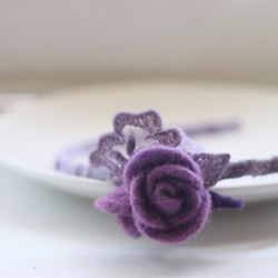 ロマンチックな紫のバラのヘッドバンドのコンフリー天然植物染料、コチニール+青の染料メイドモデル 1枚目の画像