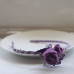 ロマンチックな紫のバラのヘッドバンドのコンフリー天然植物染料、コチニール+青の染料メイドモデル 4枚目の画像
