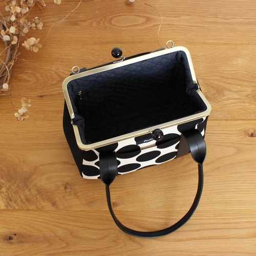 スクエアがま口バッグ：大きめドット（キナリ×ブラック） ハンドバッグ