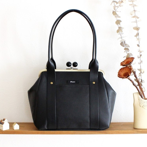 フェイクレザースクエアがま口バッグ：ブラック ハンドバッグ pavots