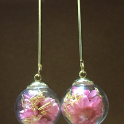 お花のガラスドームピアス 2枚目の画像