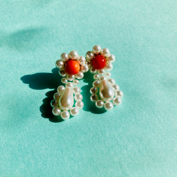 お花ピアス 中 貝ビーズ 樹脂パール / Flower Earrings Shell & Plastic pearls 1枚目の画像