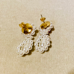 お花ピアス 中 貝ビーズ 樹脂パール / Flower Earrings Shell & Plastic pearls 3枚目の画像