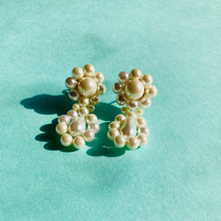 お花ピアス 大 樹脂パール / Flower Earrings Plastic pearls 1枚目の画像