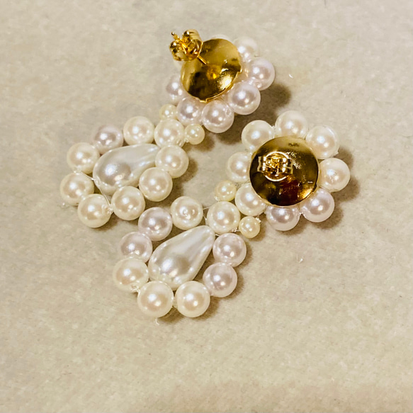 お花ピアス 大 樹脂パール / Flower Earrings Plastic pearls 2枚目の画像