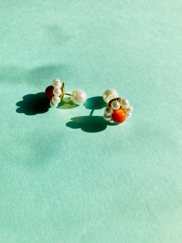 お花ピアス 小 貝ビーズ 樹脂パール / Flower Earrings Shell & Plastic pearls 1枚目の画像