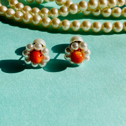 お花ピアス 小 貝ビーズ 樹脂パール / Flower Earrings Shell & Plastic pearls 2枚目の画像