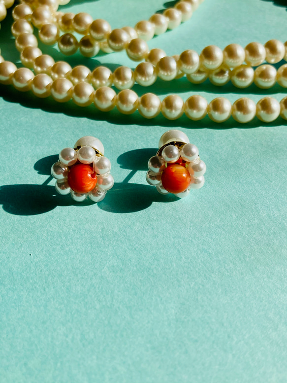 お花ピアス 小 貝ビーズ 樹脂パール / Flower Earrings Shell & Plastic pearls 2枚目の画像
