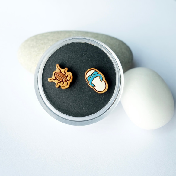 『田田製作所』彩繪木耳環-強強與牠的藍白拖(耳夾) 第5張的照片