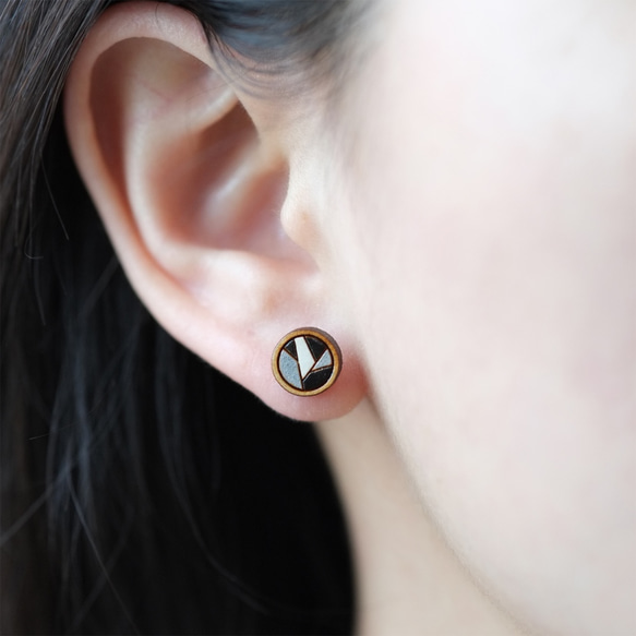 『田田製作所』彩繪木耳環-幾何圓(黑白)耳針 第3張的照片