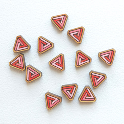 『田田製作所』彩繪木耳環-三角幾何(紅色) 耳夾 第5張的照片