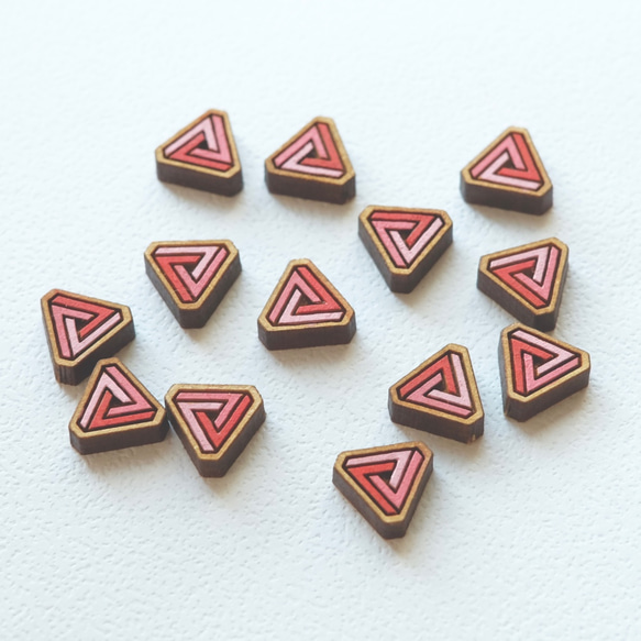 『田田製作所』彩繪木耳環-三角幾何(紅色) 耳夾 第6張的照片