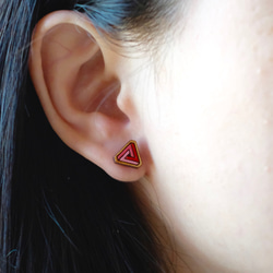 『田田製作所』彩繪木耳環-三角幾何(紅色) 耳夾 第3張的照片