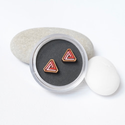 『田田製作所』彩繪木耳環-三角幾何(紅色) 耳夾 第4張的照片