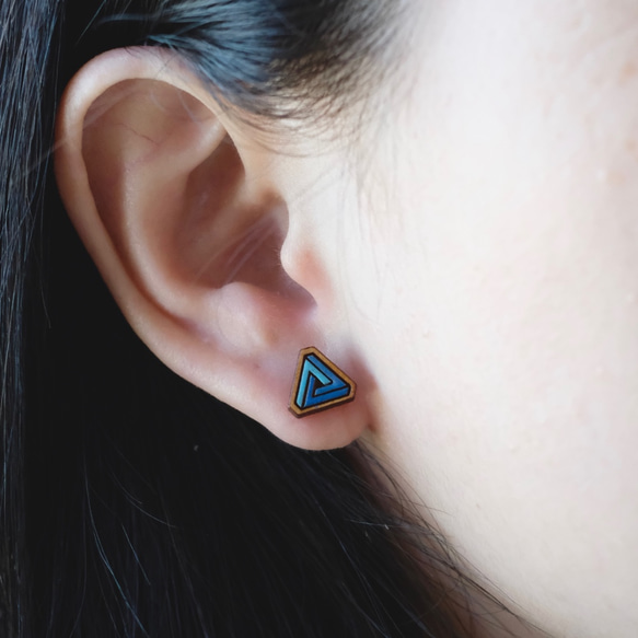 『田田製作所』彩繪木耳環-三角幾何(藍色) 耳針 第3張的照片