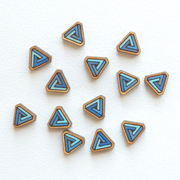 『田田製作所』彩繪木耳環-三角幾何(藍色) 耳針 第5張的照片