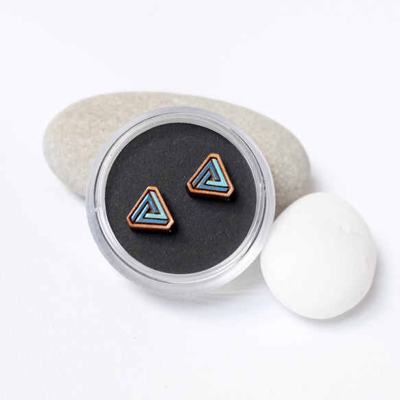 『田田製作所』彩繪木耳環-三角幾何(藍色) 耳夾 第4張的照片