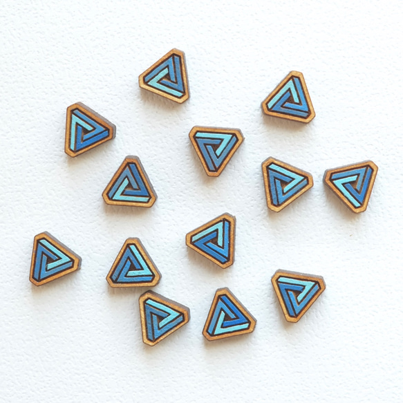 『田田製作所』彩繪木耳環-三角幾何(藍色) 耳夾 第5張的照片