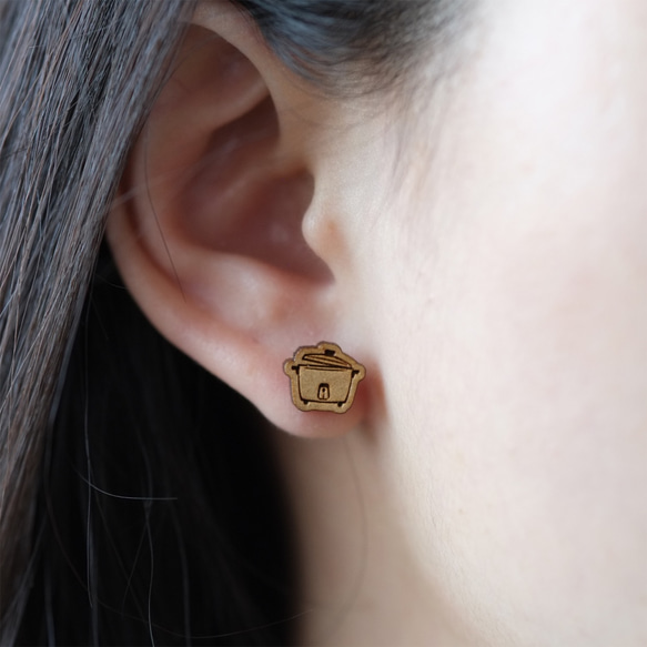 『田田製作所』木製ピアス- 電気鍋 (Silicone clip-on earring) 4枚目の画像