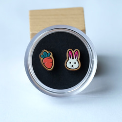 『田田製作所』彩繪木耳環-小兔子與它的紅蘿蔔(耳針) 第5張的照片