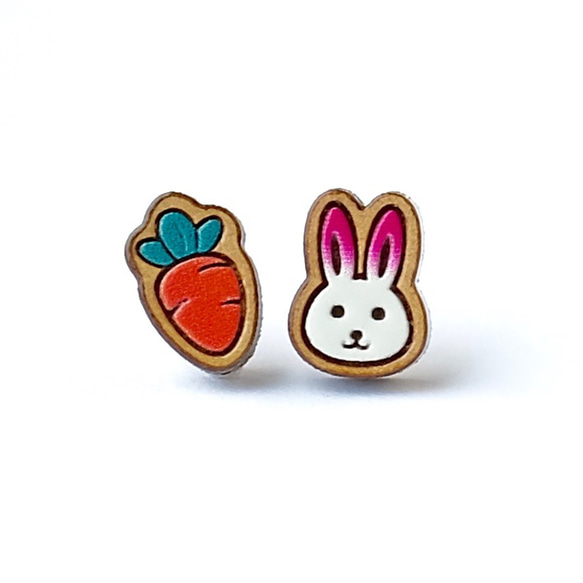 『田田製作所』彩繪木耳環-小兔子與它的紅蘿蔔(耳夾) 第1張的照片