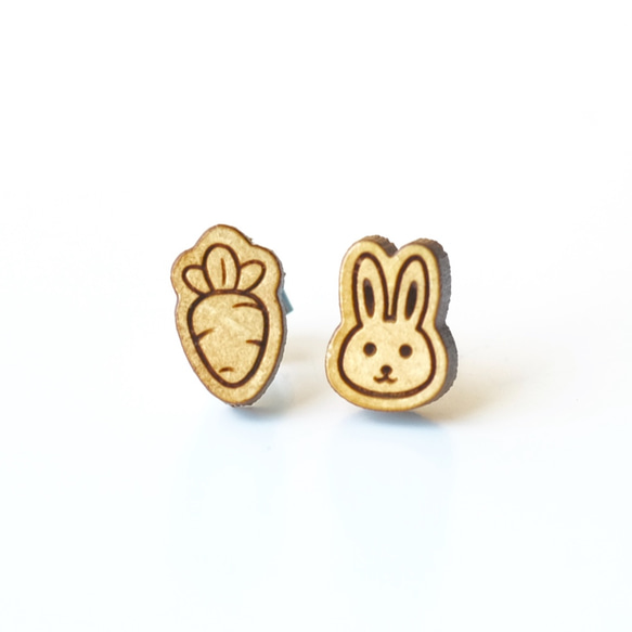 『田田製作所』素色木耳環-小兔子與它的紅蘿蔔(耳針) 第1張的照片