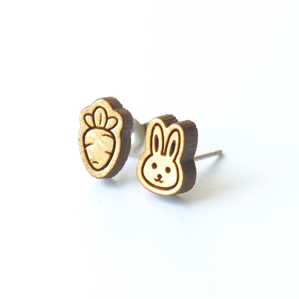 『田田製作所』素色木耳環-小兔子與它的紅蘿蔔(耳夾) 第2張的照片