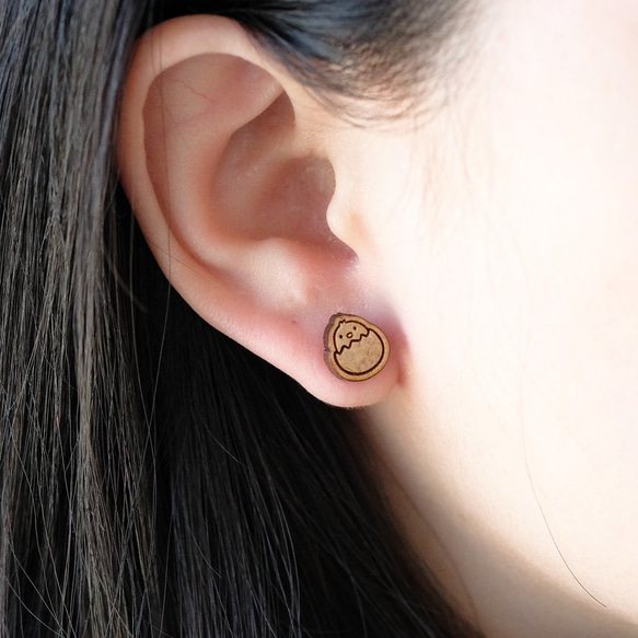 『田田製作所』木製ピアス- めんどり (Silicone clip-on earring) 5枚目の画像