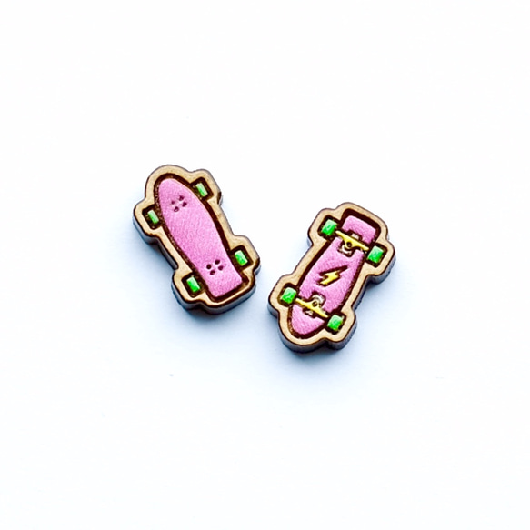 『田田製作所』彩繪木耳環-粉色滑板(耳針) 第1張的照片