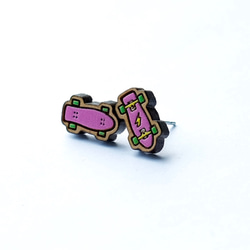 『田田製作所』彩繪木耳環-粉色滑板(耳針) 第2張的照片