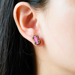 『田田製作所』彩繪木耳環-粉色滑板(耳針) 第3張的照片