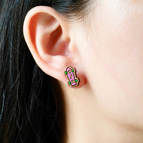 『田田製作所』彩繪木耳環-粉色滑板(耳針) 第4張的照片
