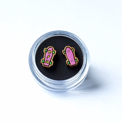 『田田製作所』彩繪木耳環-粉色滑板(耳針) 第5張的照片