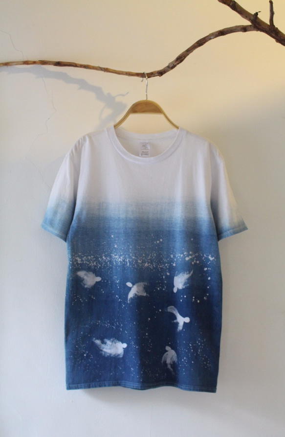 快適な手染めの青色色素が共生シリーズイウ・フィッシュ綿のTシャツをisvara 2枚目の画像