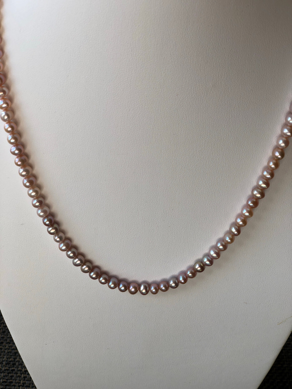 紫色淡水真珠のネックレス 2枚目の画像