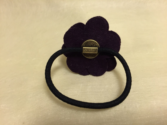 フェルト花のヘアゴム(紫) 2枚目の画像