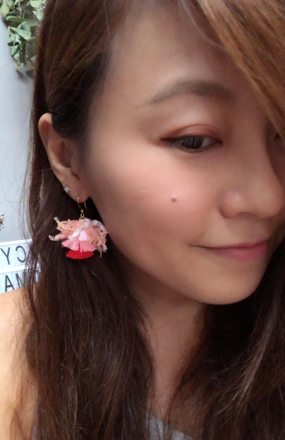 ［Nancy’s]《草莓蛋糕》日本手染線蝴蝶結+粉紅漸層流蘇純黃銅耳環 第3張的照片